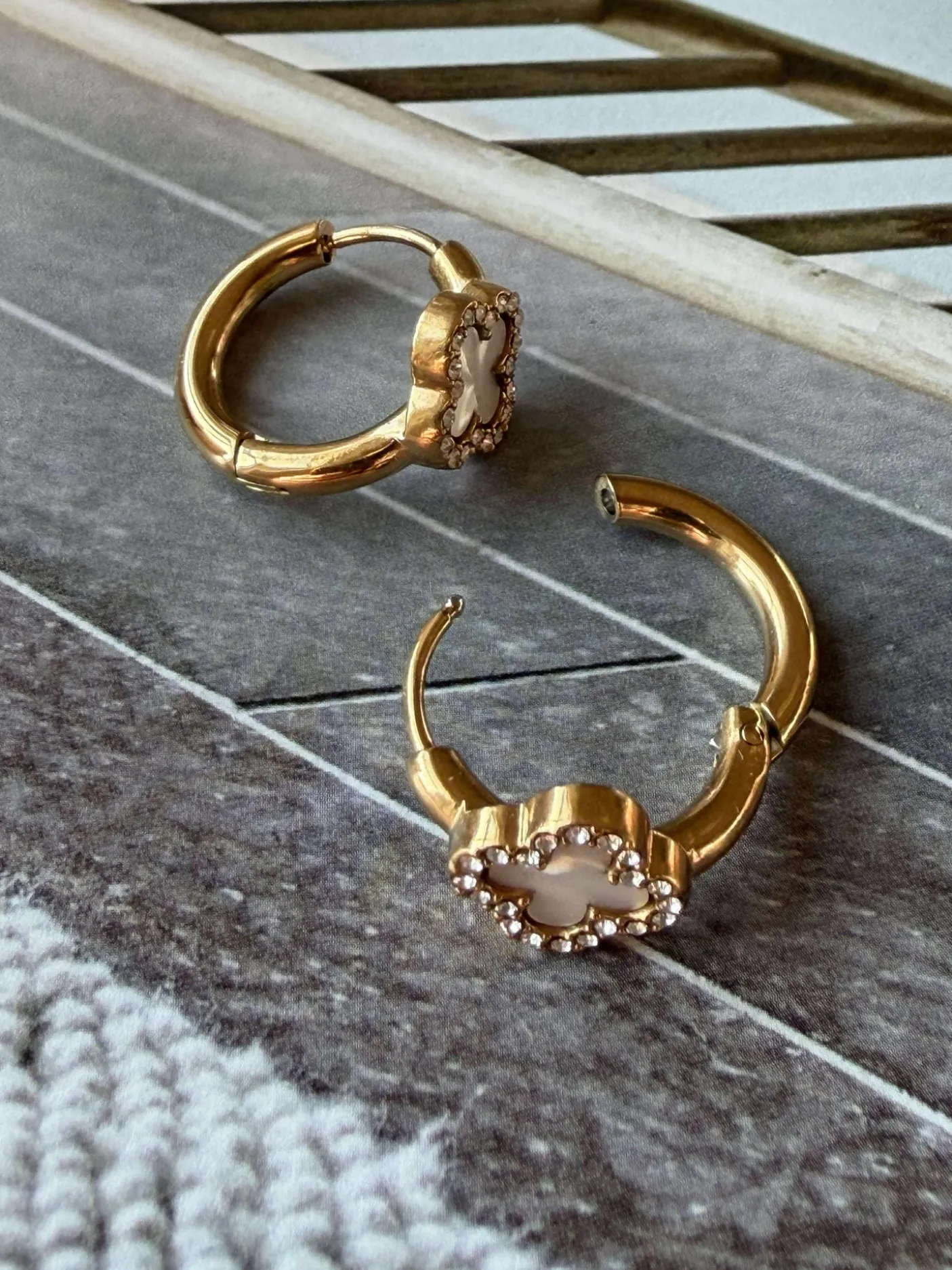 Øreringe ELLIE - forgyldt og besat med zirkoner