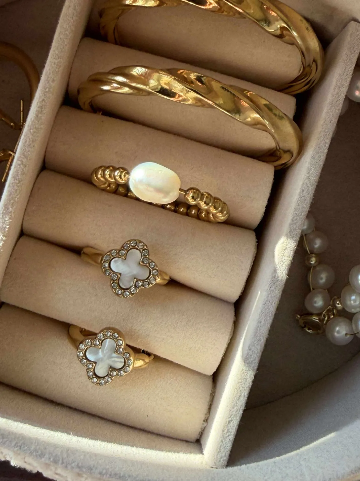 Øreringe ELLIE - forgyldt og besat med zirkoner