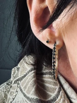 Ørestikker GIA – Black 18K forgyldt