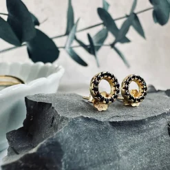 Ørestikker Nynne Black – Forgyldt sterling sølv