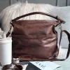 Rummelig skuldertaske i flot skindkvalitet - Brandy