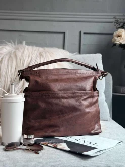Rummelig skuldertaske i flot skindkvalitet - Brandy