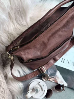 Rummelig skuldertaske i flot skindkvalitet - Brandy