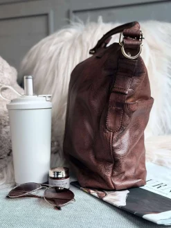 Rummelig skuldertaske i flot skindkvalitet - Brandy