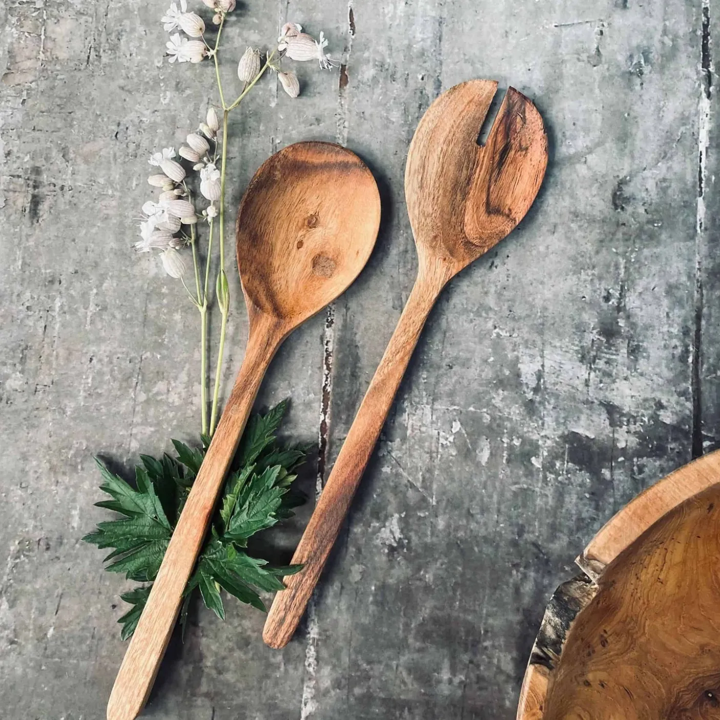Salatbestik i olieret akacia træ