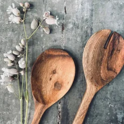 Salatbestik i olieret akacia træ