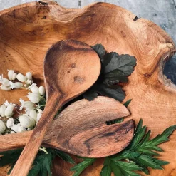 Salatbestik i olieret akacia træ