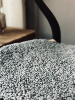 Sædeskind med tætte krøller - Grå