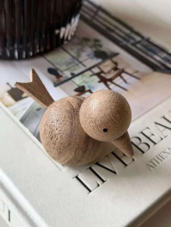 Siddende Fugl - Amber Brun Lille