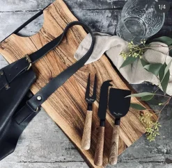 Skærebræt i akaciatræ med læderstrop - Olieret