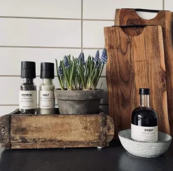 Skærebræt i akaciatræ med læderstrop - Olieret