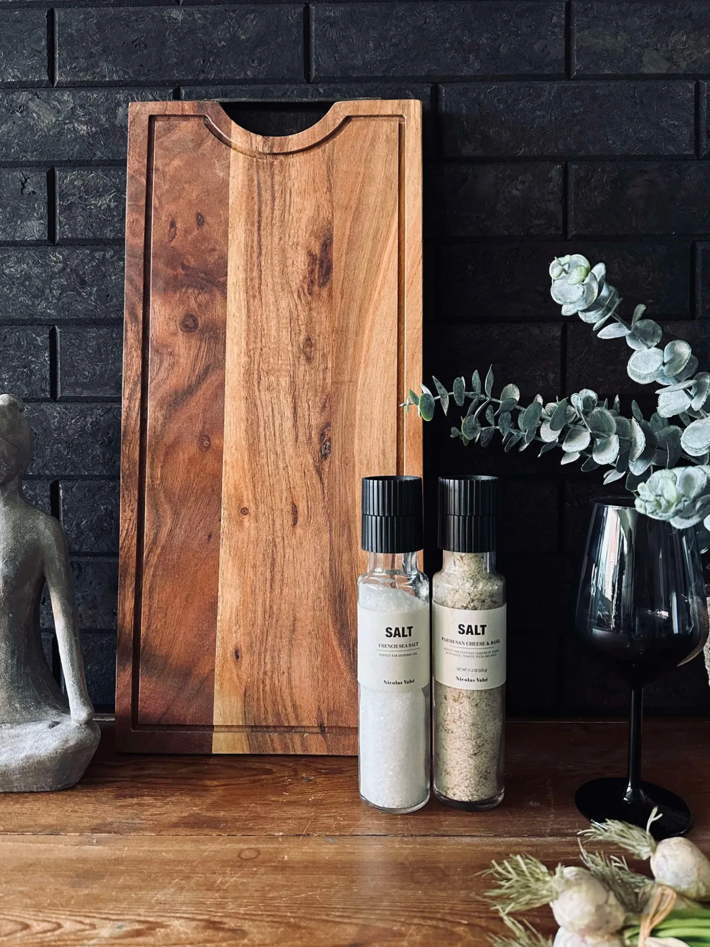 Skærebræt i akaciatræ med saftrille - Olieret