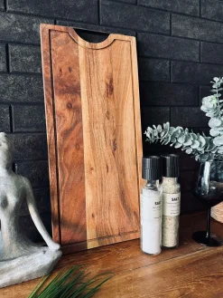 Skærebræt i akaciatræ med saftrille - Olieret