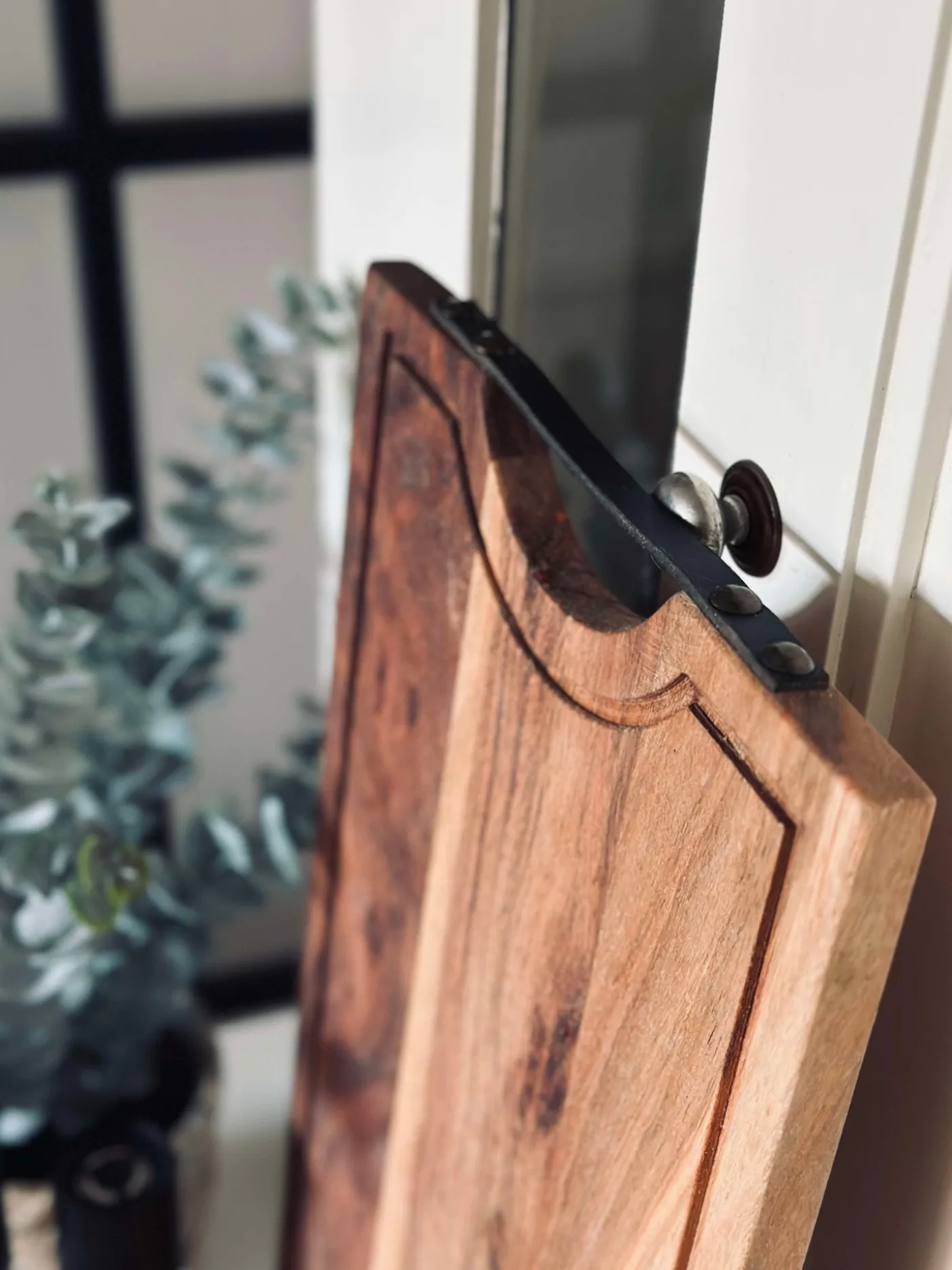 Skærebræt i akaciatræ med saftrille - Olieret