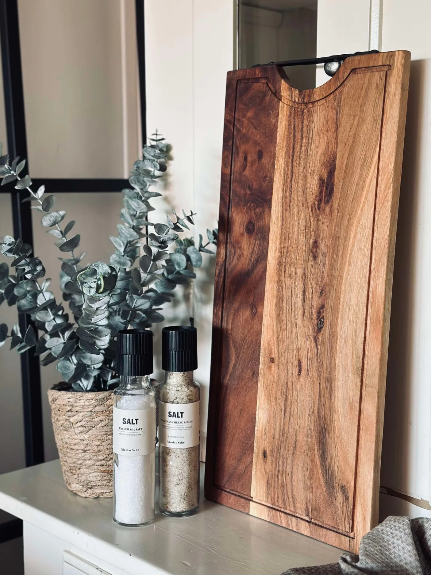 Skærebræt i akaciatræ med saftrille - Olieret