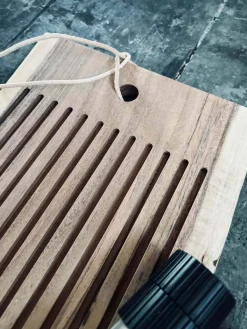 Skærebræt med saftrille og ophæng