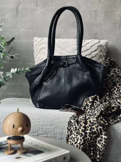 Skuldertaske med nitter - Black