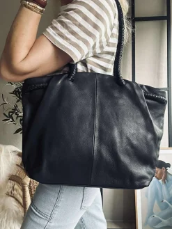 Skuldertaske med smuk fletrem - Black