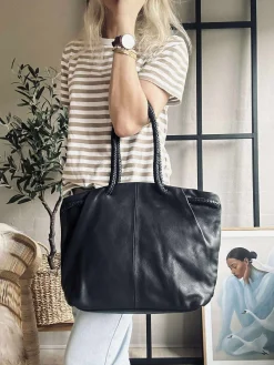 Skuldertaske med smuk fletrem - Black