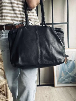 Skuldertaske med smuk fletrem - Black