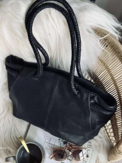 Skuldertaske med smuk fletrem - Black