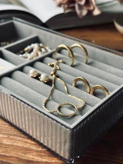 Smykke opbevaring med låg