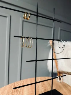 Smykkestativ i sort metal