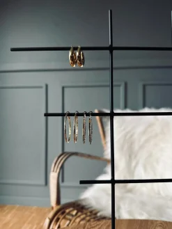 Smykkestativ i sort metal