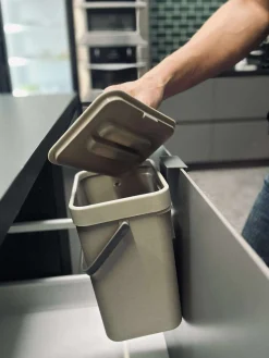 Spand med låg og ophæng