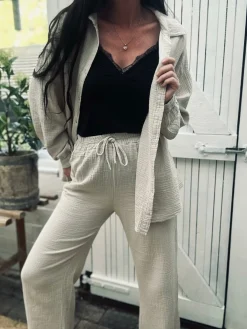 Sæt med vaflet skjorte og bukser – Lys beige bomuld