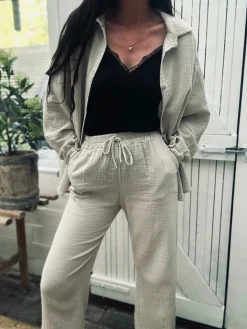 Sæt med vaflet skjorte og bukser – Lys beige bomuld