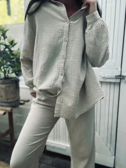 Sæt med vaflet skjorte og bukser – Lys beige bomuld