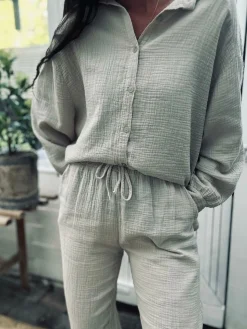 Sæt med vaflet skjorte og bukser – Lys beige bomuld