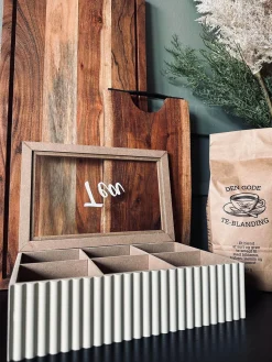 Tebox med skrift – Nordic wood