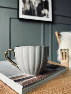 Tekop med guld hank – Beige