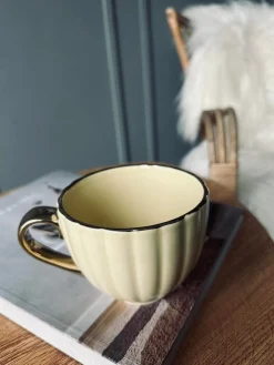 Tekop med guld hank – Gul