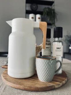 Termokande - Hvid med træhåndtag