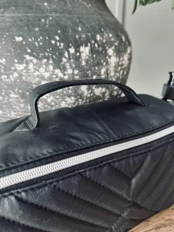 Toilettaske VIAMAJA - Black leather