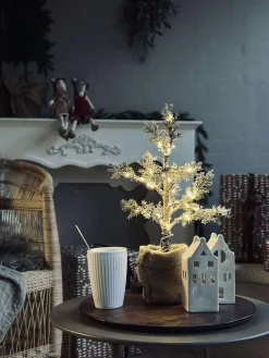 Træ med kogler og lyskæde