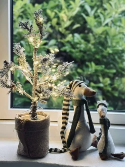 Træ med kogler og lyskæde