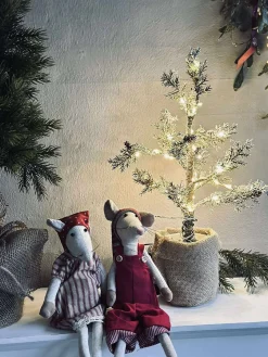 Træ med kogler og lyskæde