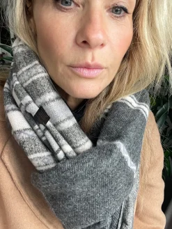 Tørklæde Sasha - Black Strib