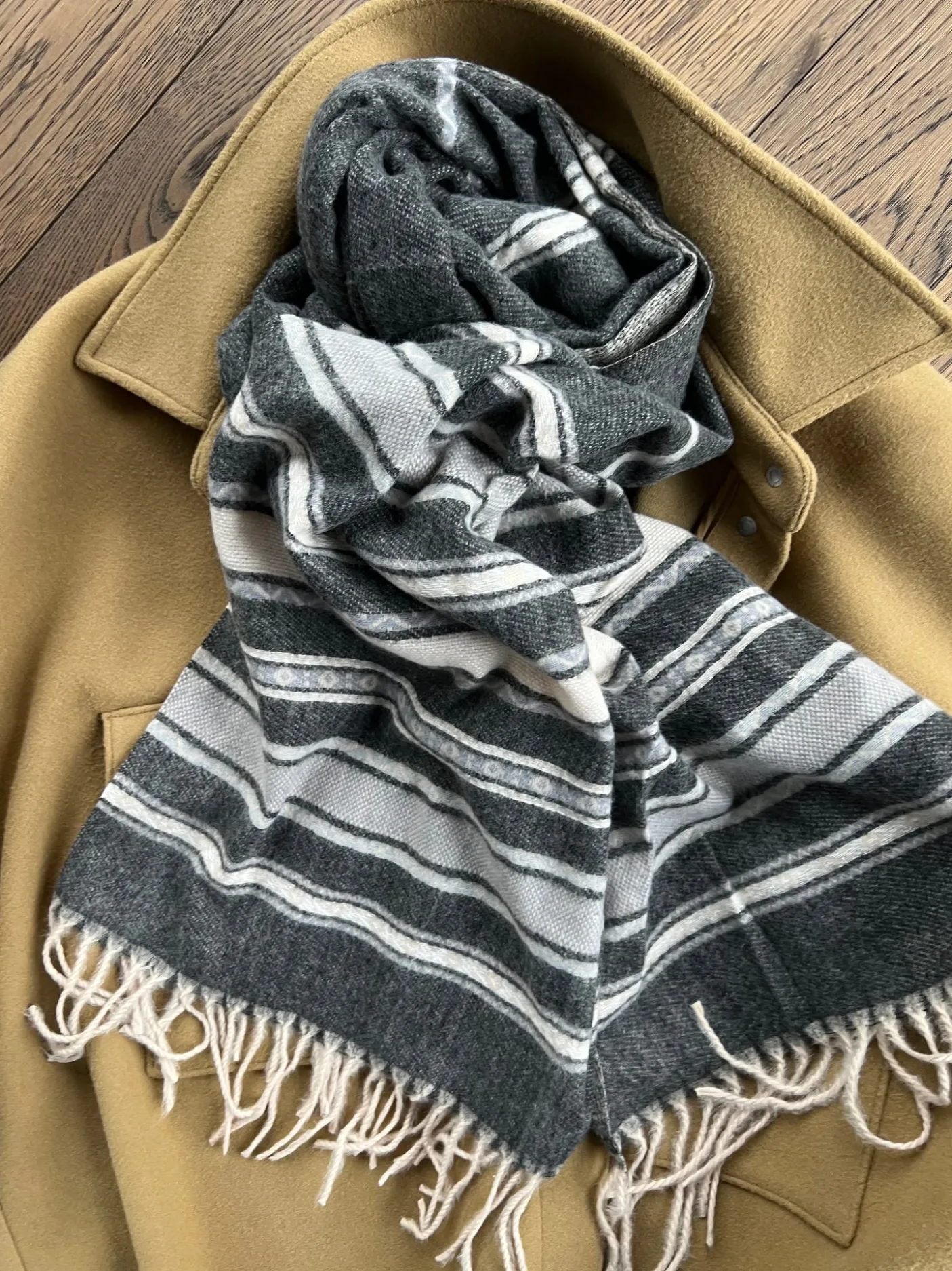 Tørklæde Sasha - Black Strib