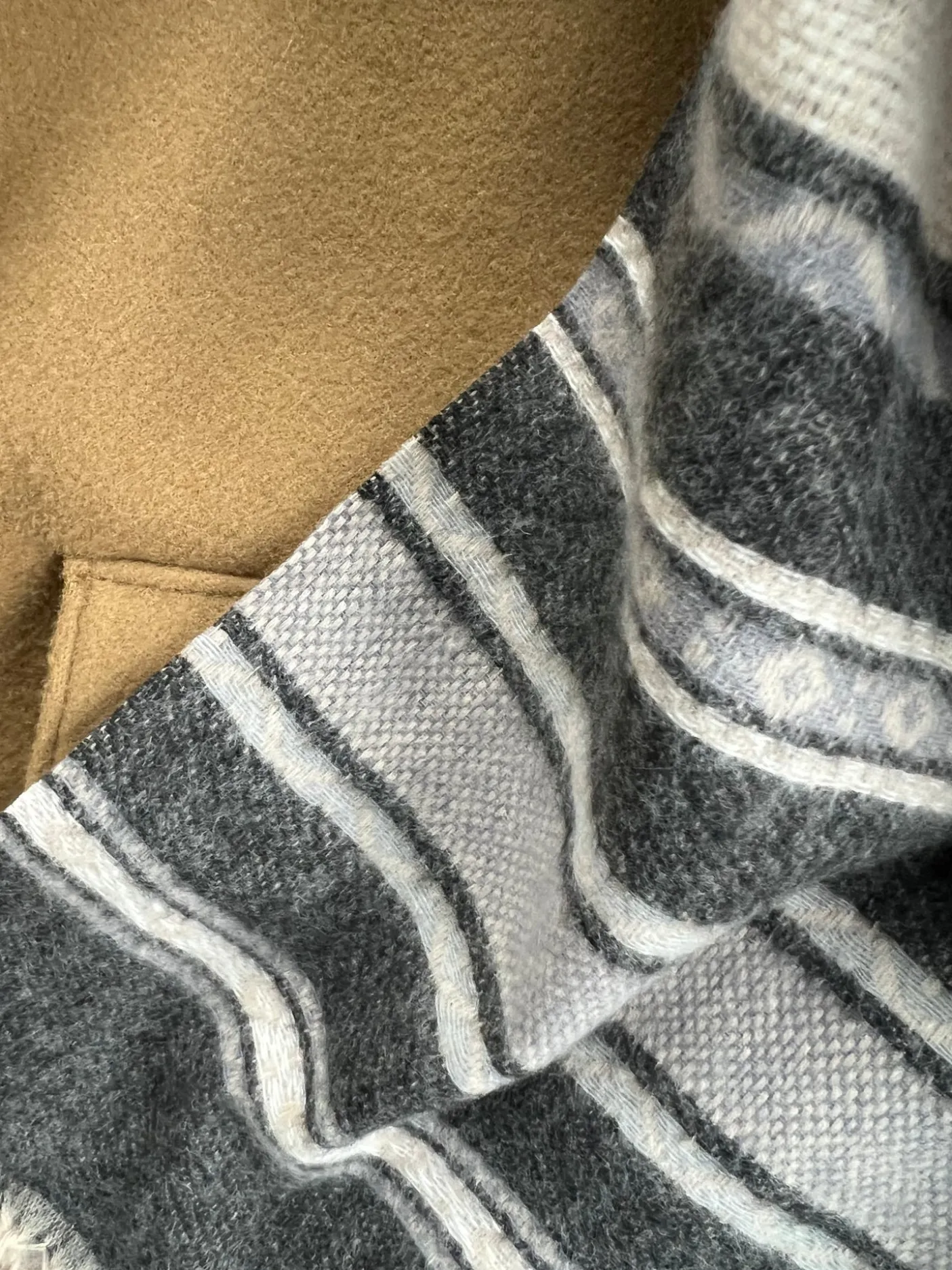 Tørklæde Sasha - Black Strib