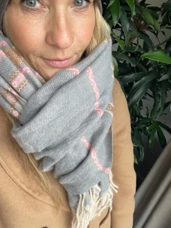 Tørklæde Sasha - Stone Strib