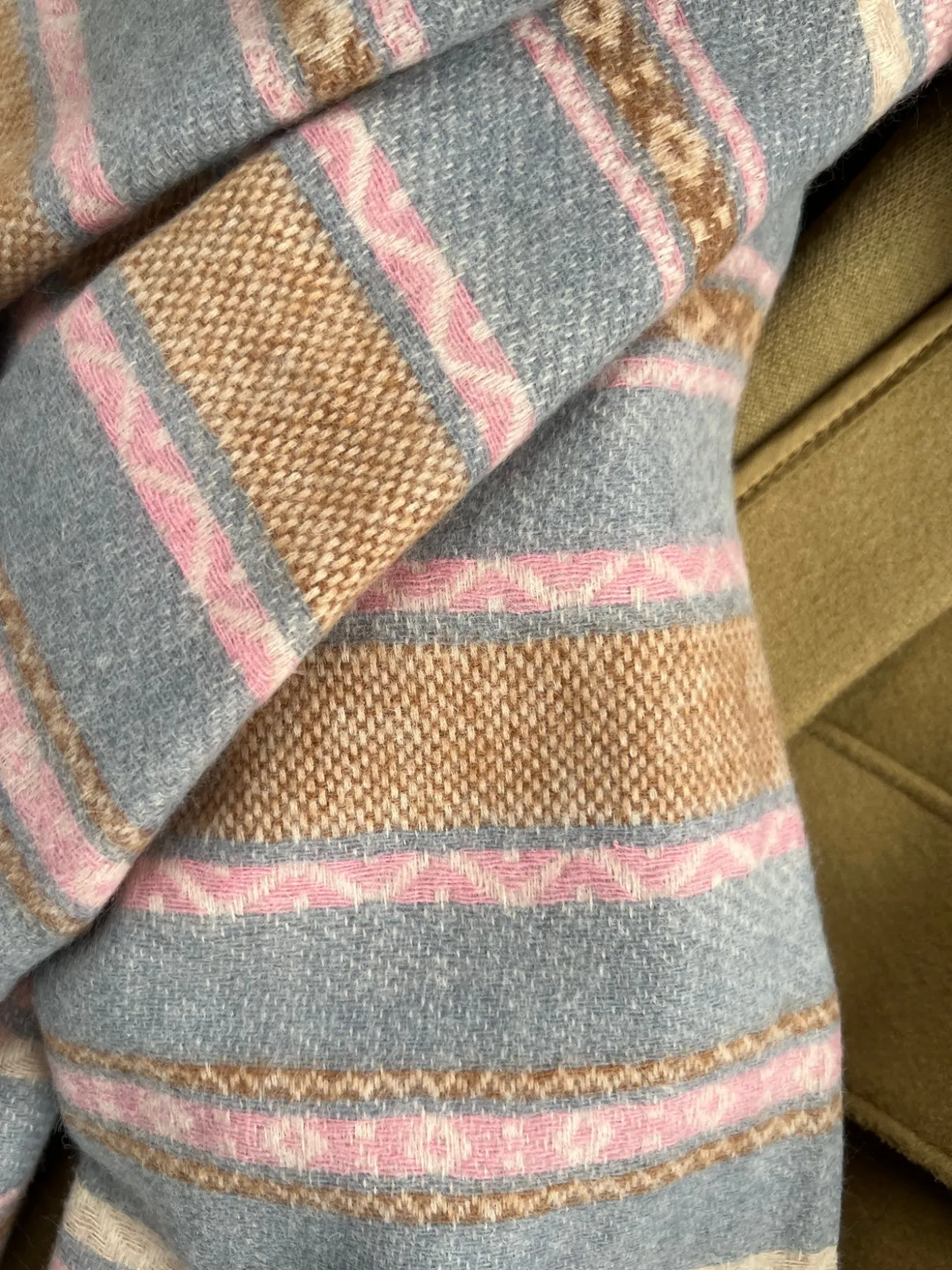 Tørklæde Sasha - Stone Strib