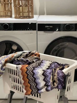 Vasketøjskurv med foldbar ben