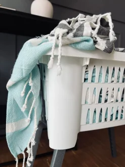 Vasketøjskurv med foldbar ben