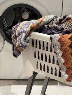 Vasketøjskurv med foldbar ben