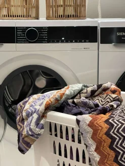 Vasketøjskurv med foldbar ben